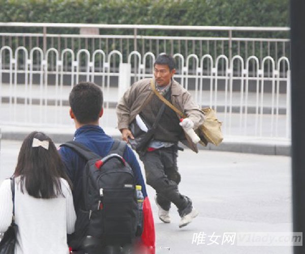刘德华版犀利哥在南昌火车站拍摄电影