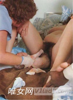 女人生小孩的全过程图片展示含剪脐带图片